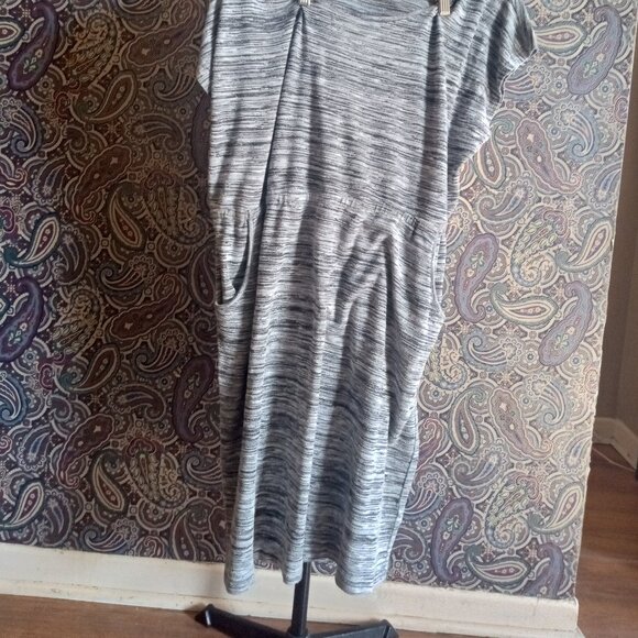 Elegant Grey Evening Dress with Pockets - Picture 2 of 3